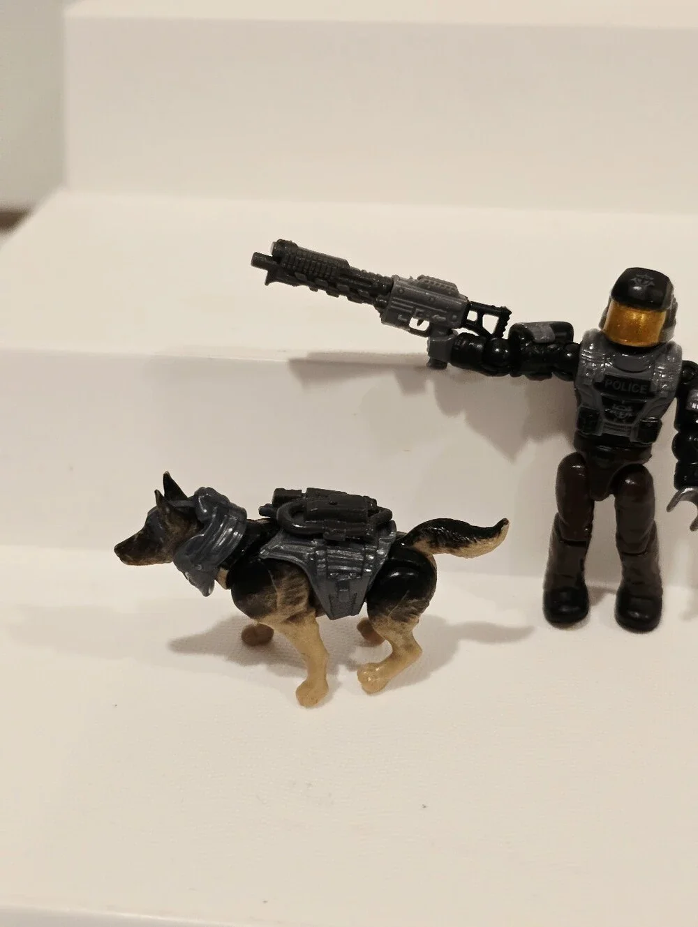 Mega Bloks Halo NMPD Officer and German Shepherd Figure Set